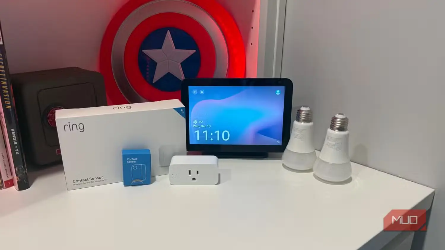 چند ابزار خانهٔ هوشمند روی میز در کنار Echo Show 8