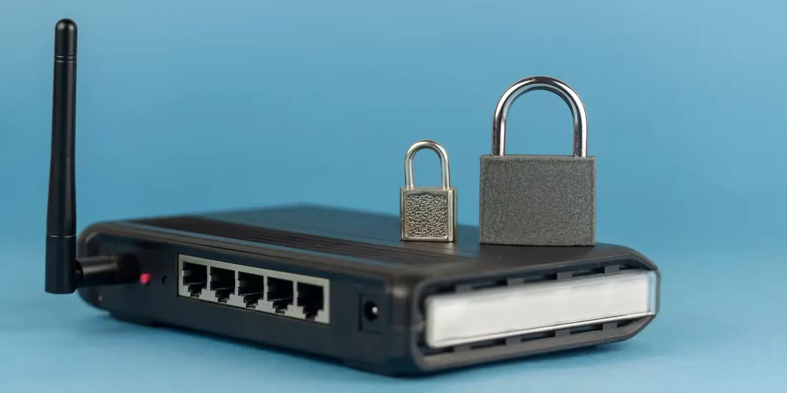 روتر Wi-Fi با دو قفل فیزیکی روی آن