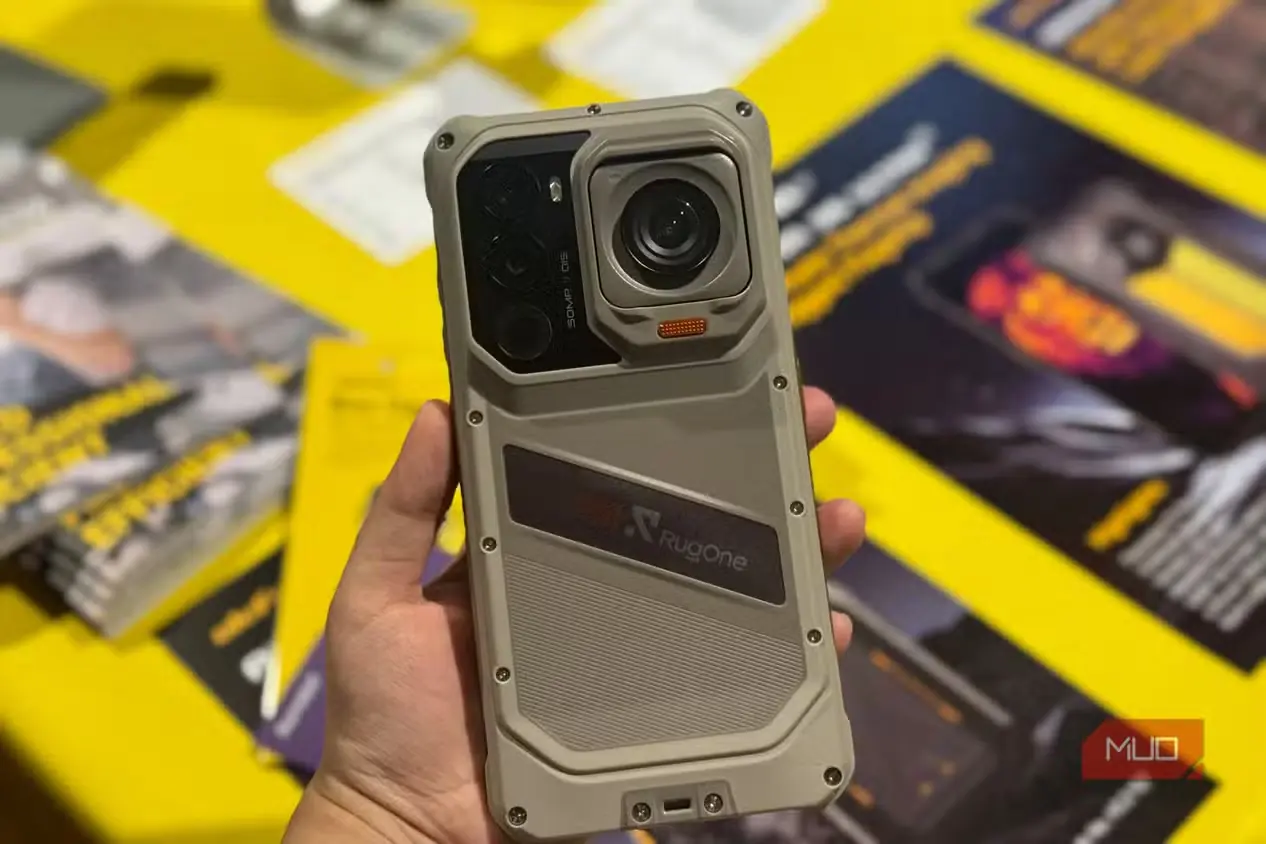 گوشی RugOne Xsnap 7 Pro در دست کاربر