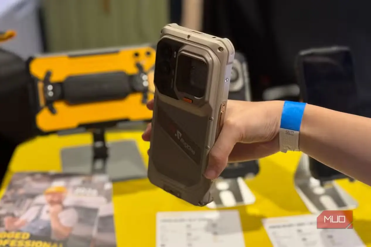 نمای کناری گوشی RugOne Xsnap 7 Pro
