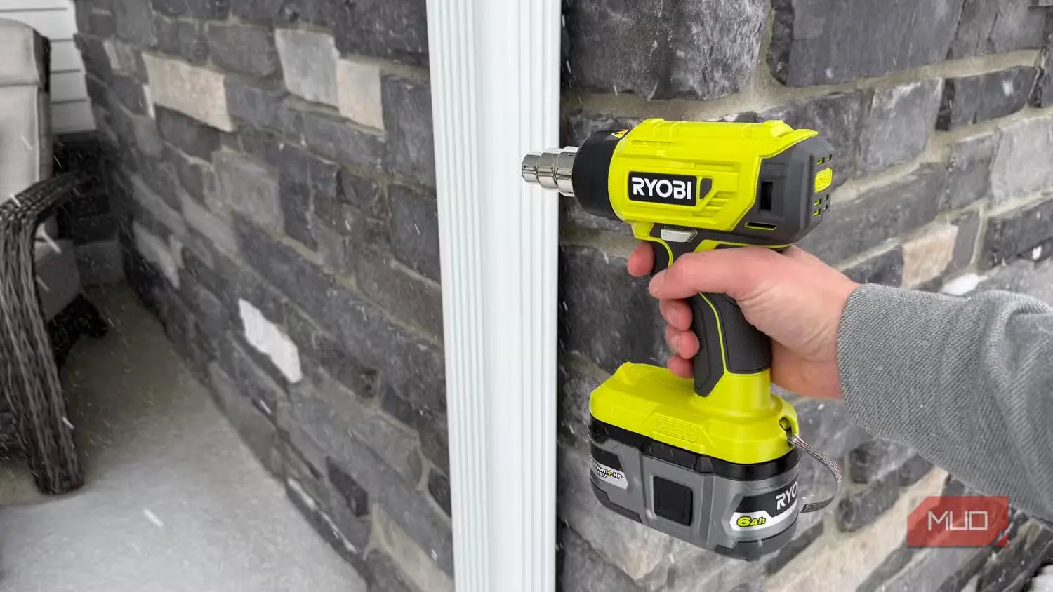 سشوار صنعتی Ryobi رو به ناودان