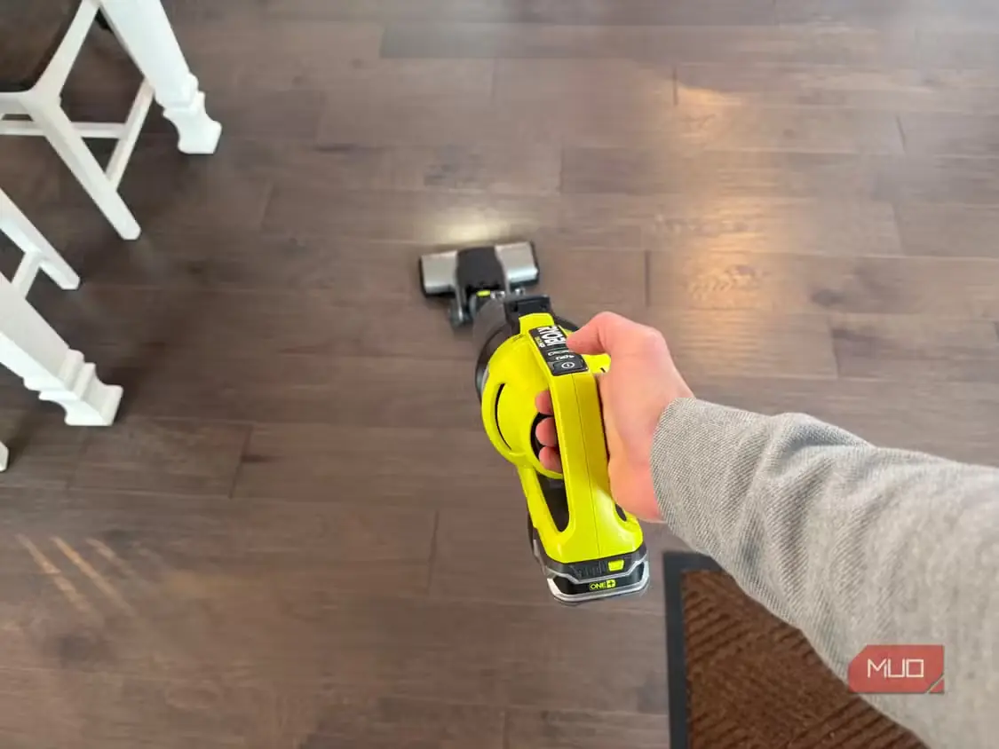 جاروبرقی عصایی روشن Ryobi در دست