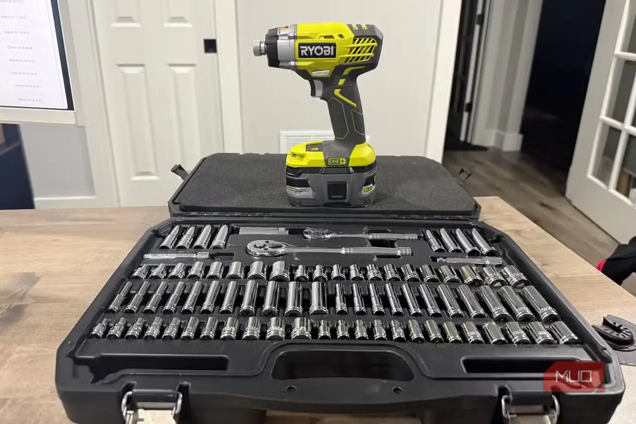 پیچگوشتی ضربهای Ryobi روی مجموعهٔ بکسها