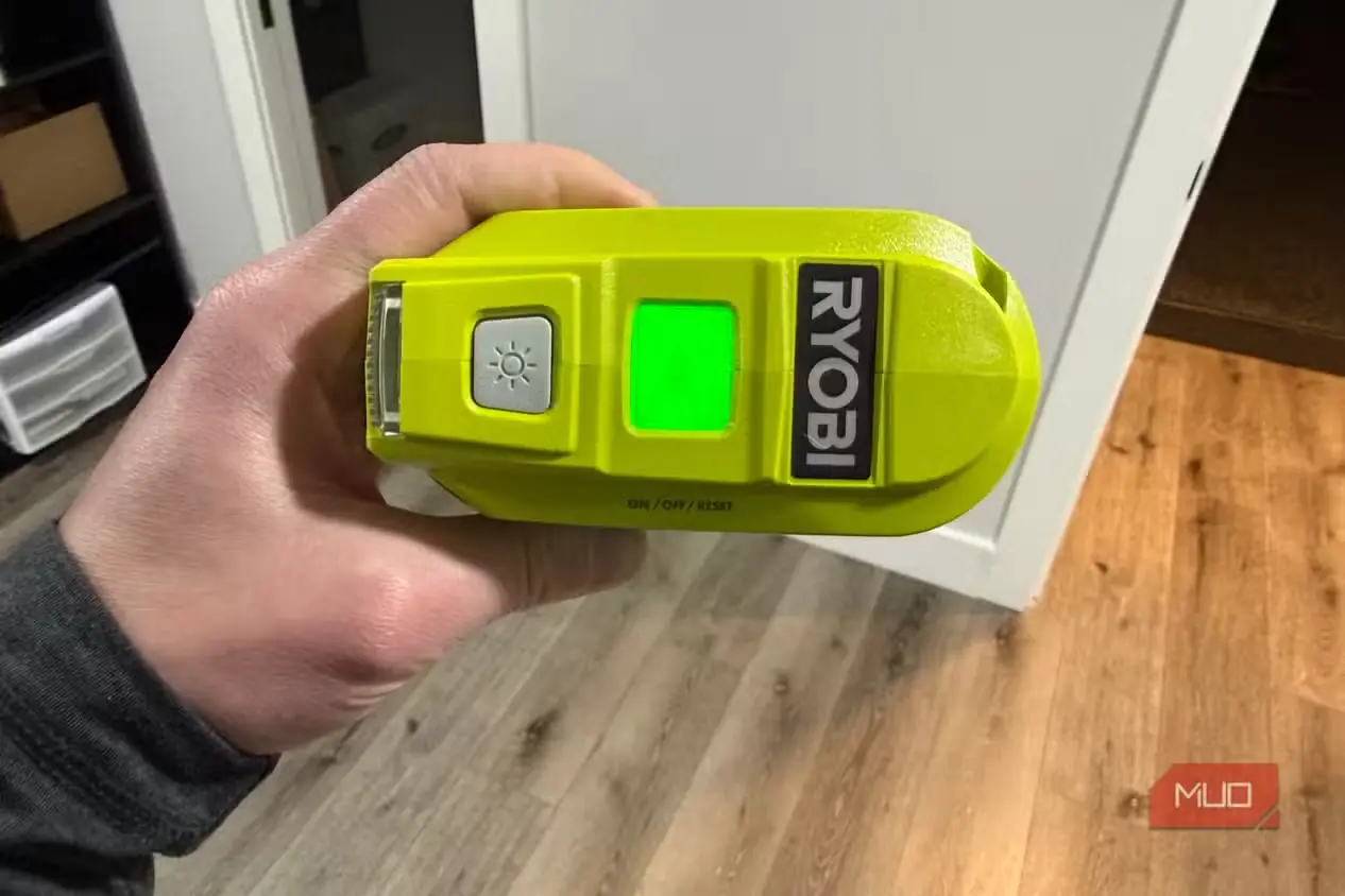 نمای بالایی منبع تغذیه Ryobi و چراغ LED آن