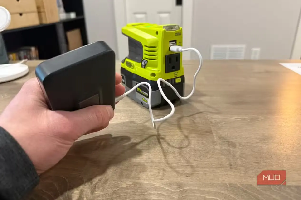 شارژ تلفن همراه با منبع تغذیه Ryobi