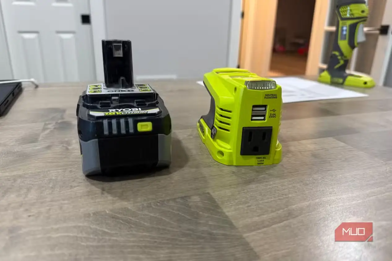 منبع تغذیه Ryobi در کنار یک باتری