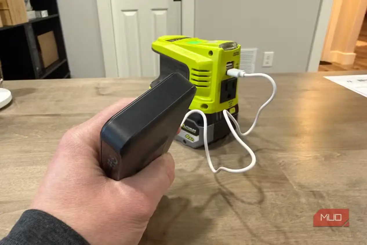 شارژ شدن تلفن همراه با منبع تغذیه Ryobi