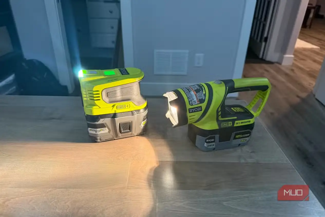 مبدل برق و چراغقوه Ryobi روی میز با پرتو نور روی سطح
