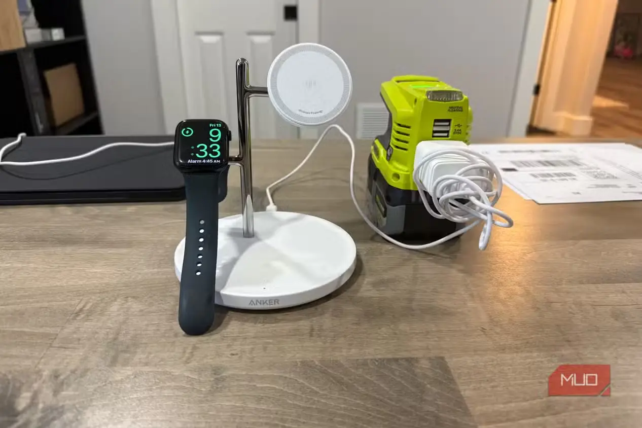 شارژ شدن Apple Watch با منبع تغذیه Ryobi