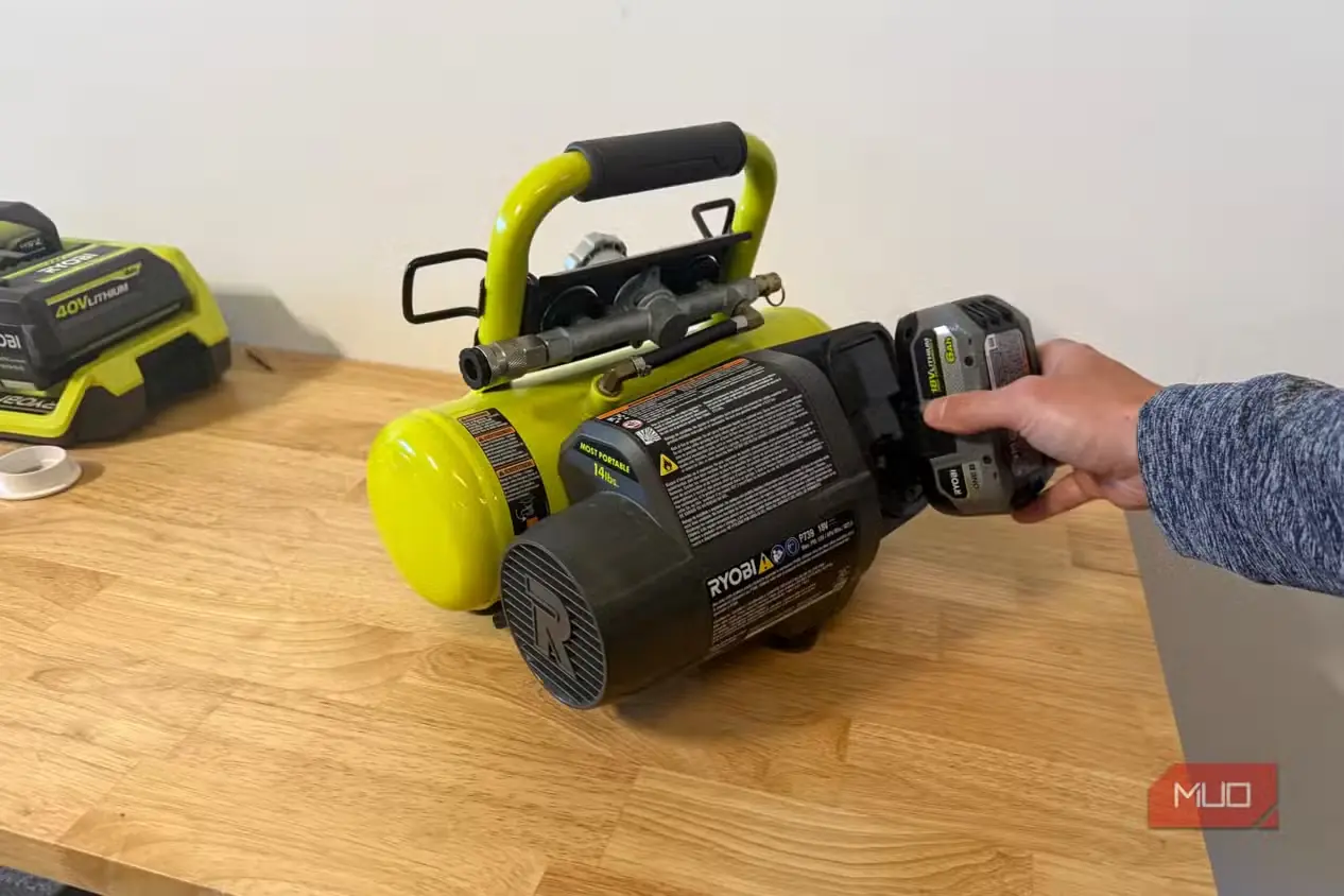 جا زدن باتری 18V با دست در کمپرسور قابلحمل Ryobi