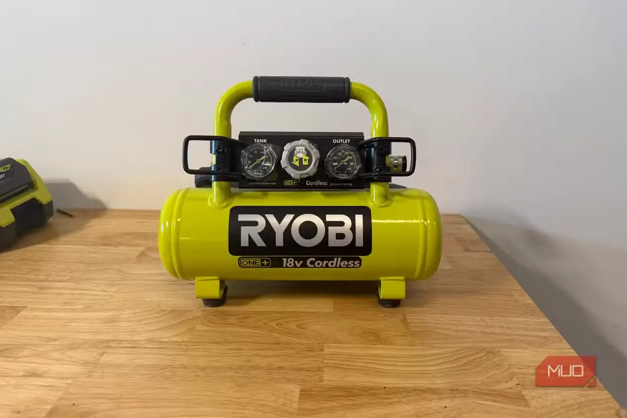 نمای روبهروی کمپرسور باد بیسیم و قابلحمل 18V Ryobi