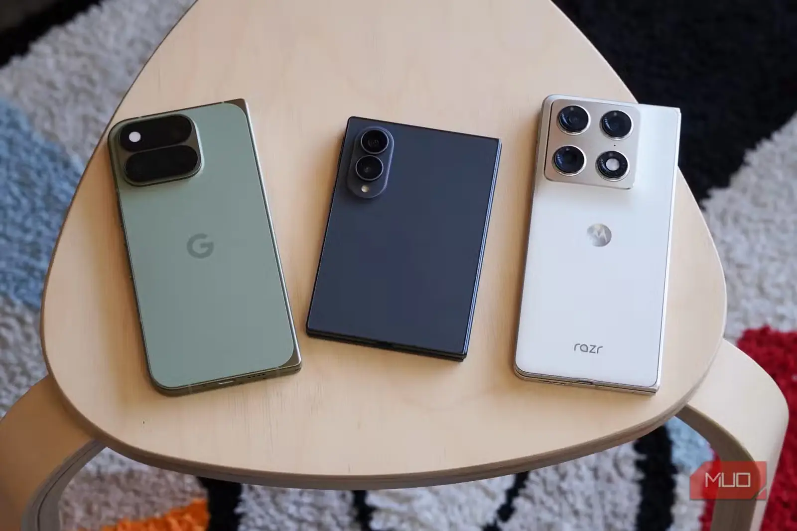 گوشی‌های Google Pixel 11 Pro Fold، Samsung Galaxy Z Fold 8 و Motorola Razr Fold روی میز