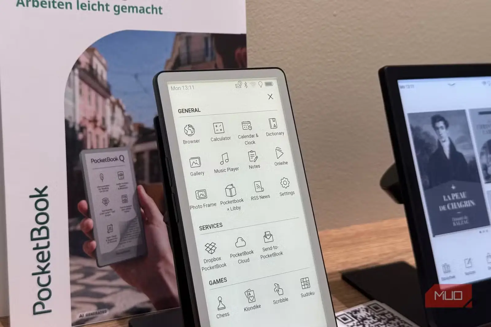 کتابخوان PocketBook Q با منوی برنامهها در غرفه نمایشگاهی