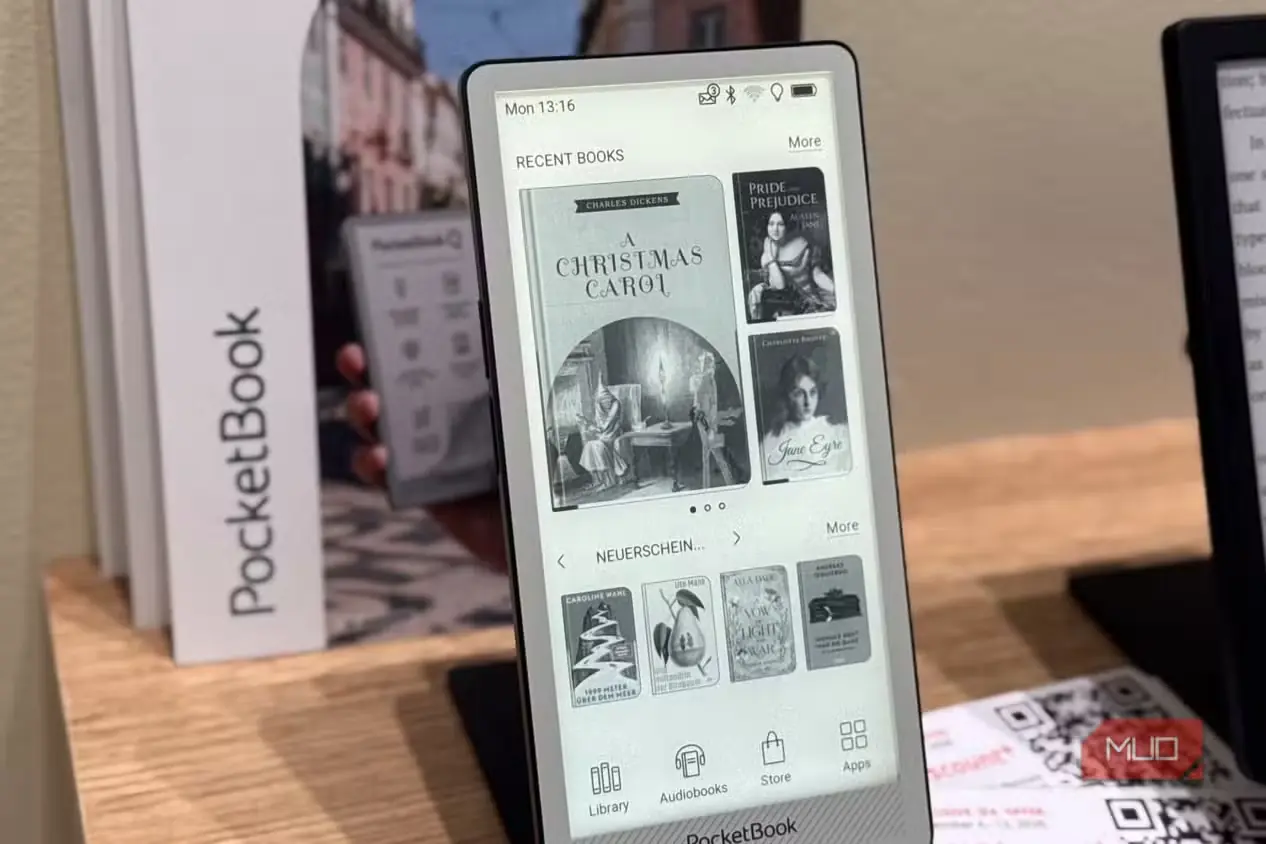 صفحه اصلی PocketBook Q با کتابهای «سرود کریسمس»، «غرور و تعصب» و «جین ایر»