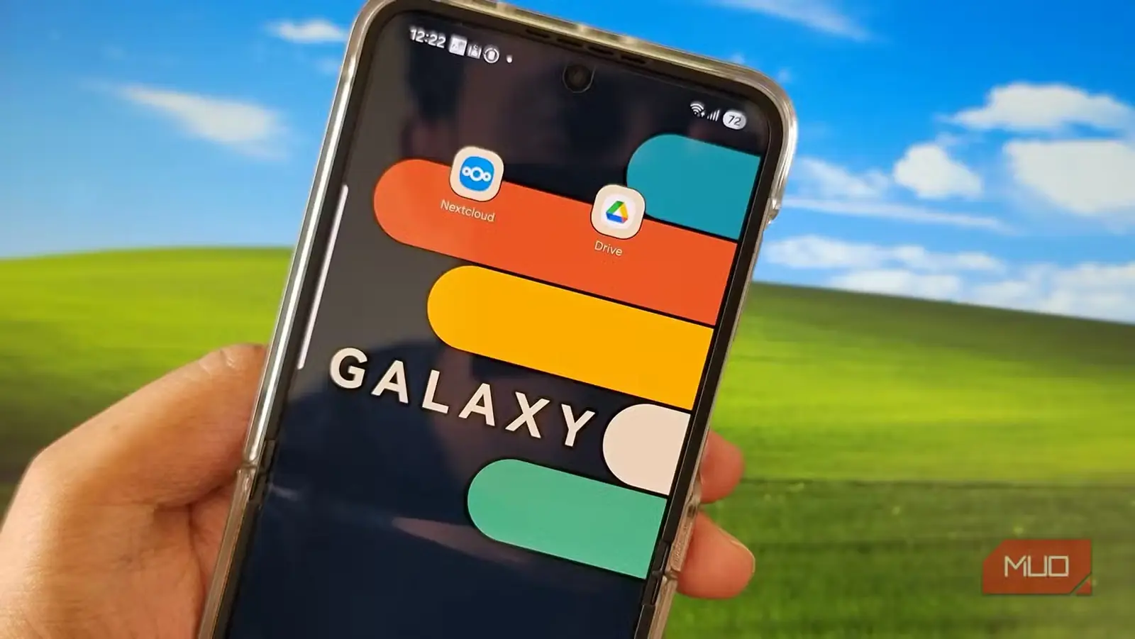 نماد برنامههای Nextcloud و Google Drive روی نمایشگر Samsung Galaxy Z Flip 6