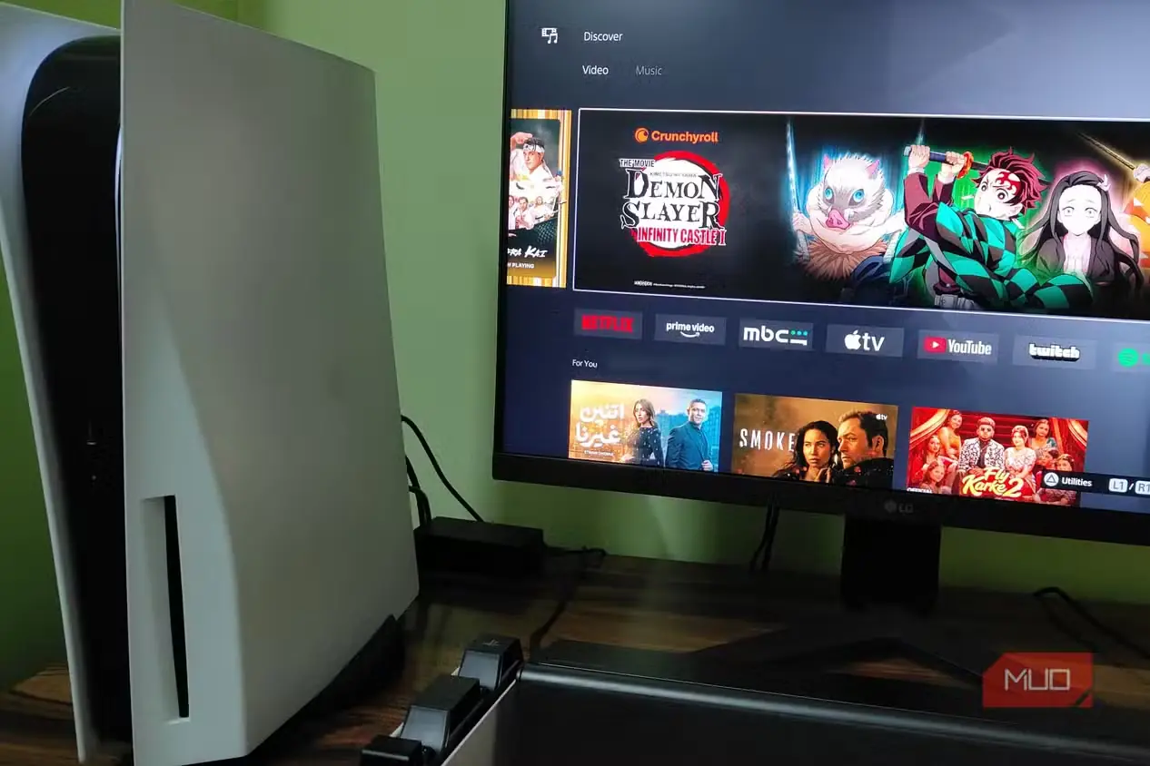 کنسول PS5 و زبانه مرکز سرگرمی با نمایش برنامههای محبوب