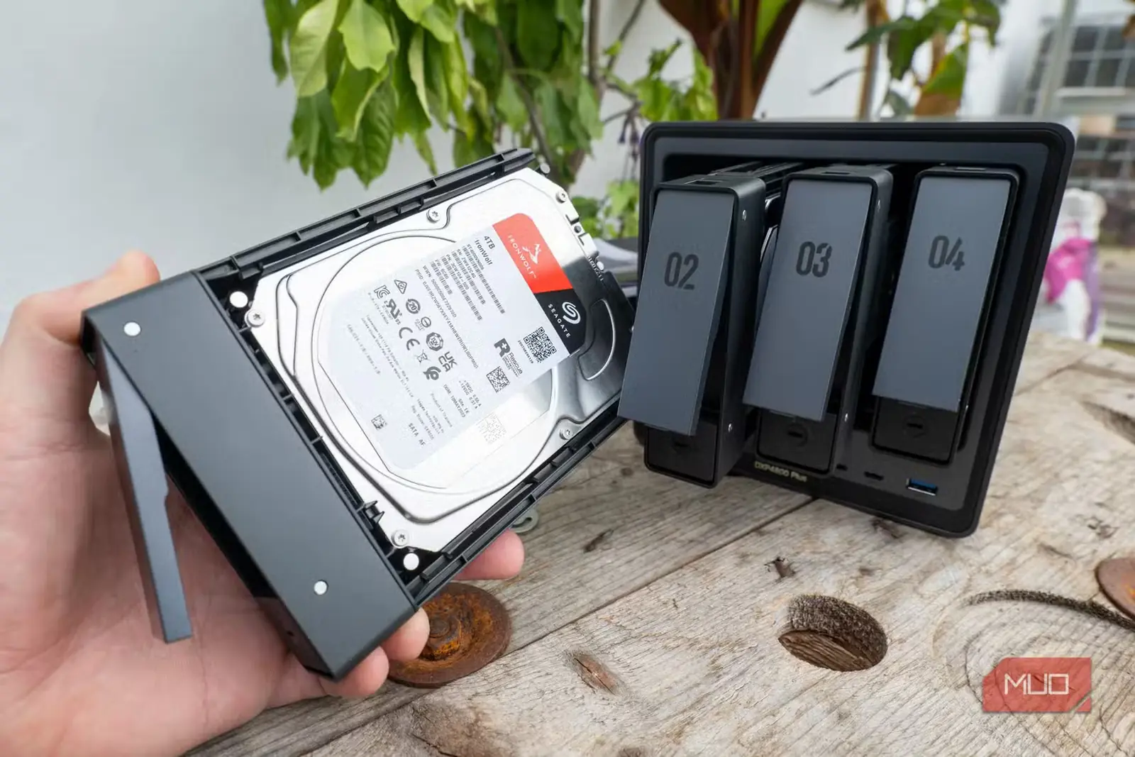 ذخیرهساز Ugreen DXP4800 Plus NAS با یک درایو بیرونآمده