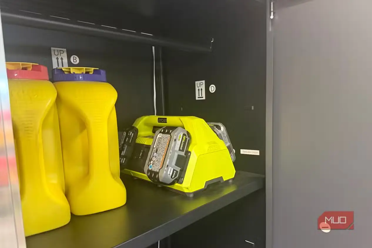 ایستگاه شارژ چندگانه باتریهای لیتیومی 18V برند Ryobi