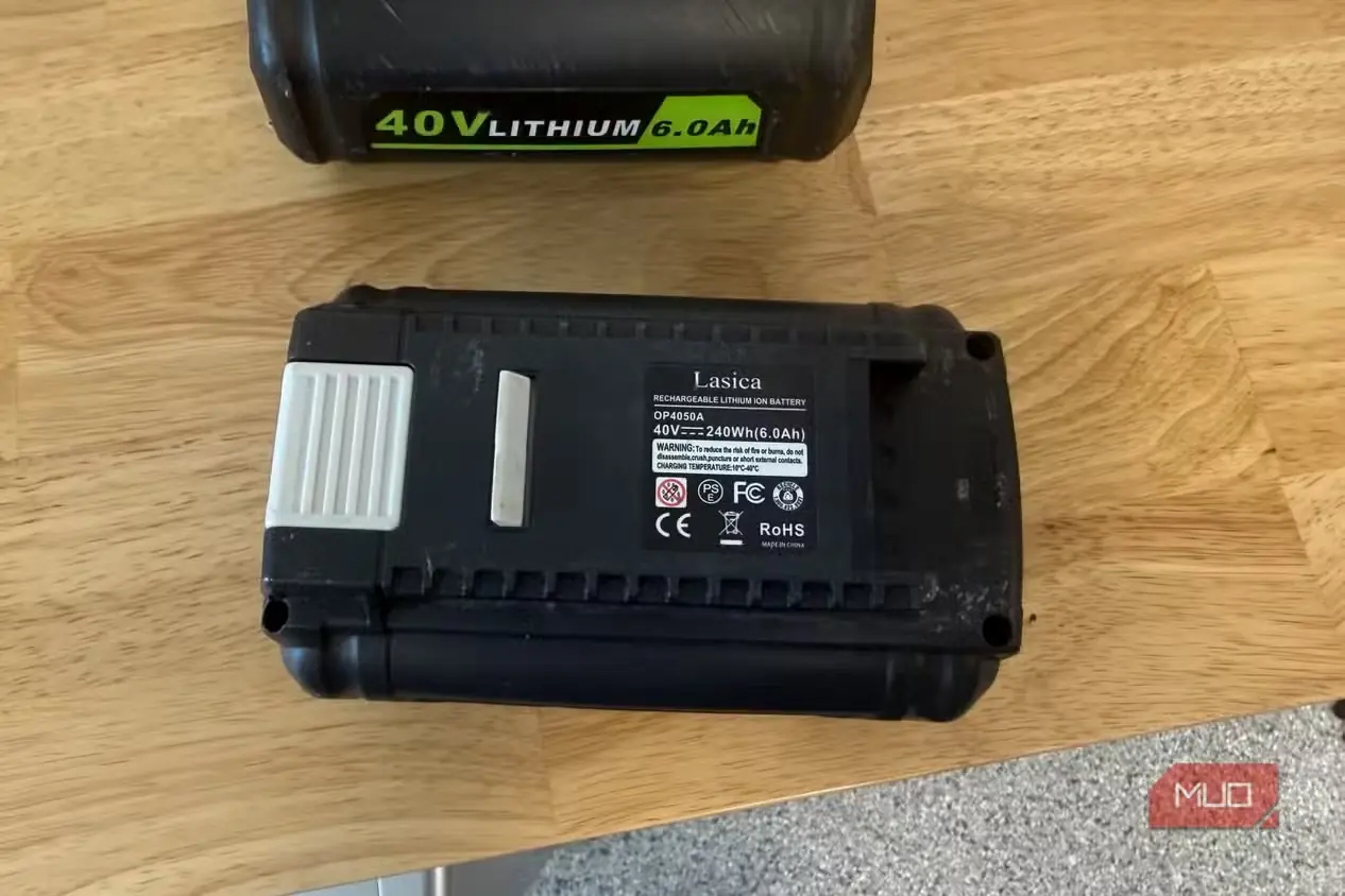 برچسب مشخصات پشت باتری متفرقه 40V سازگار با Ryobi روی میز چوبی
