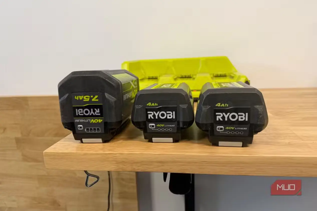سه باتری لیتیومی 40V برند Ryobi روی میز