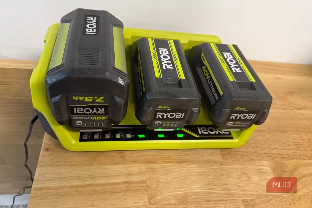 باتریهای لیتیومی 40V برند Ryobi روی دستگاه شارژ