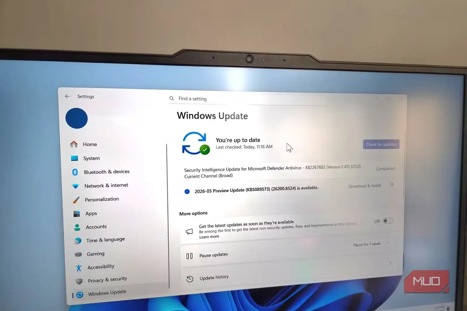 زبانه بهروزرسانی Windows روی یک لپتاپ