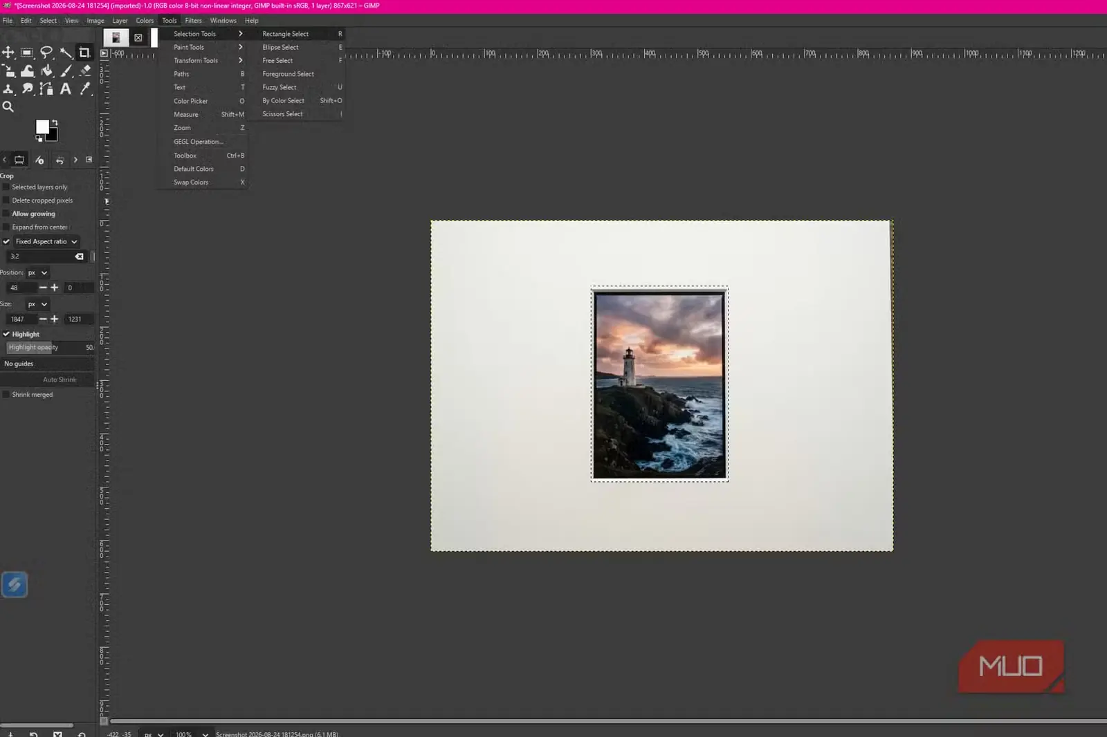 منوی Tools > Selection Tools در GIMP با ابزار Rectangle Select و کادر انتخاب مستطیلی دور عکس فانوس دریایی