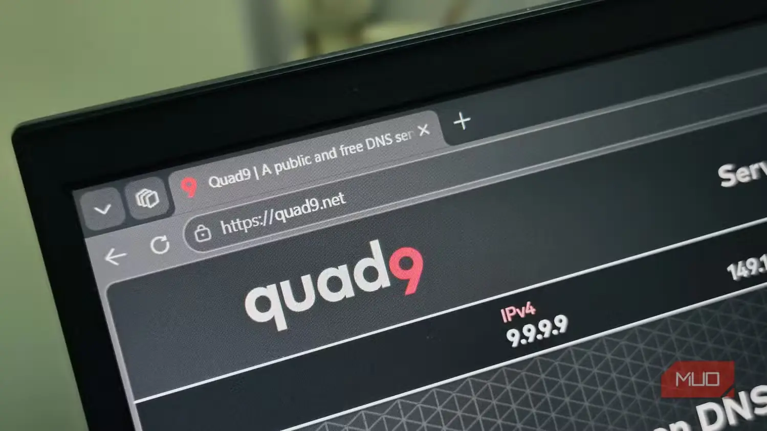 صفحه وب Quad9 روی لپتاپ باز