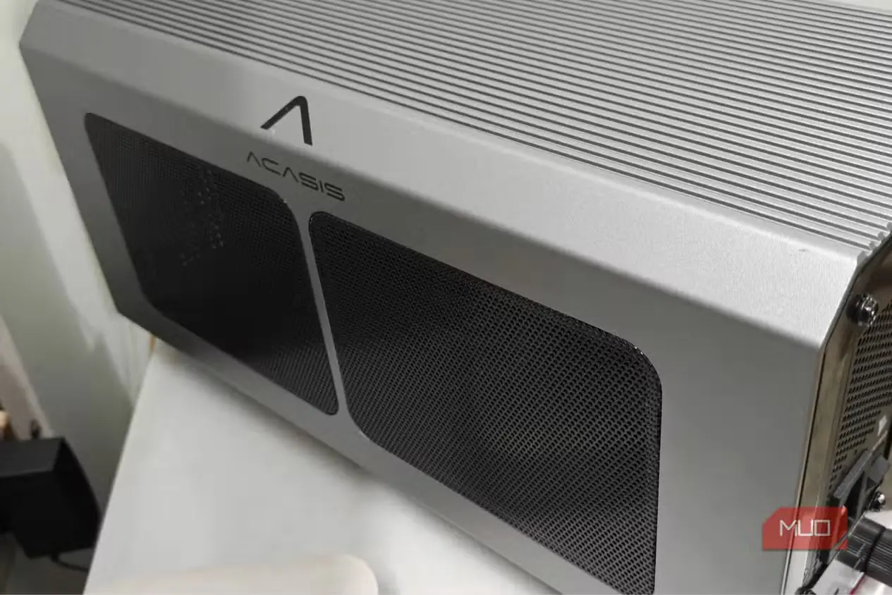 نمای جانبی محفظه eGPU