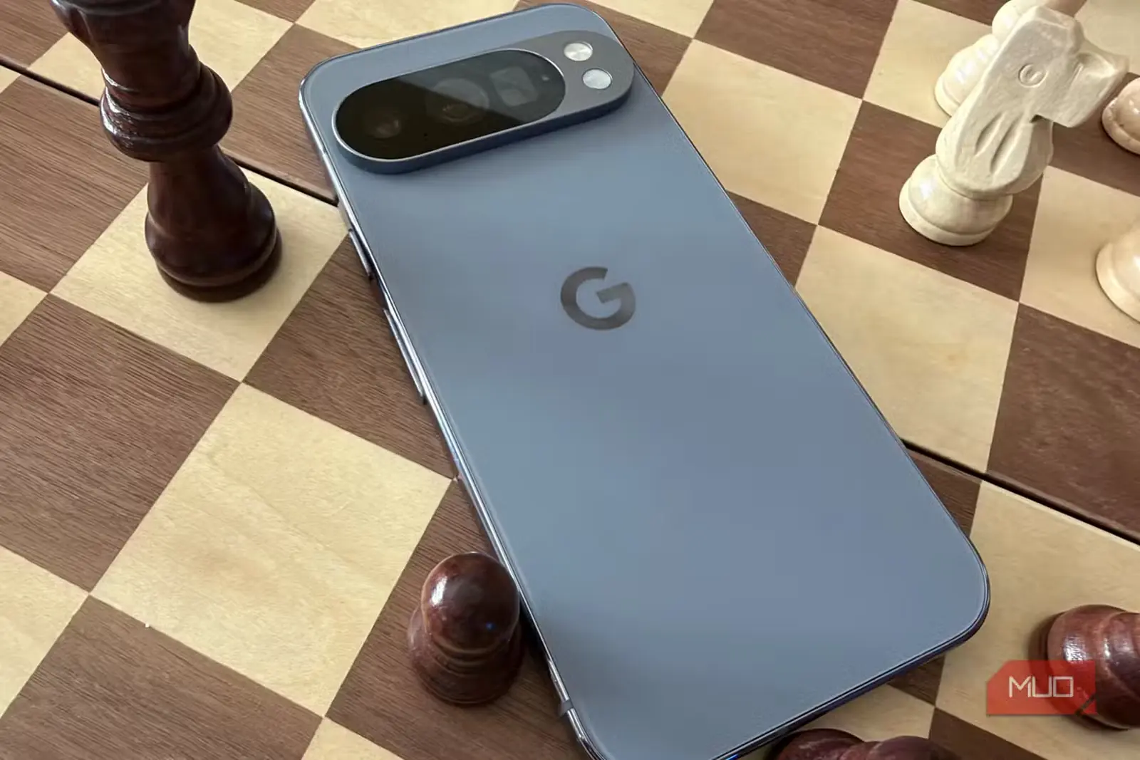گوشی Pixel 10 Pro بهرنگ Moonstone روی صفحهٔ شطرنج