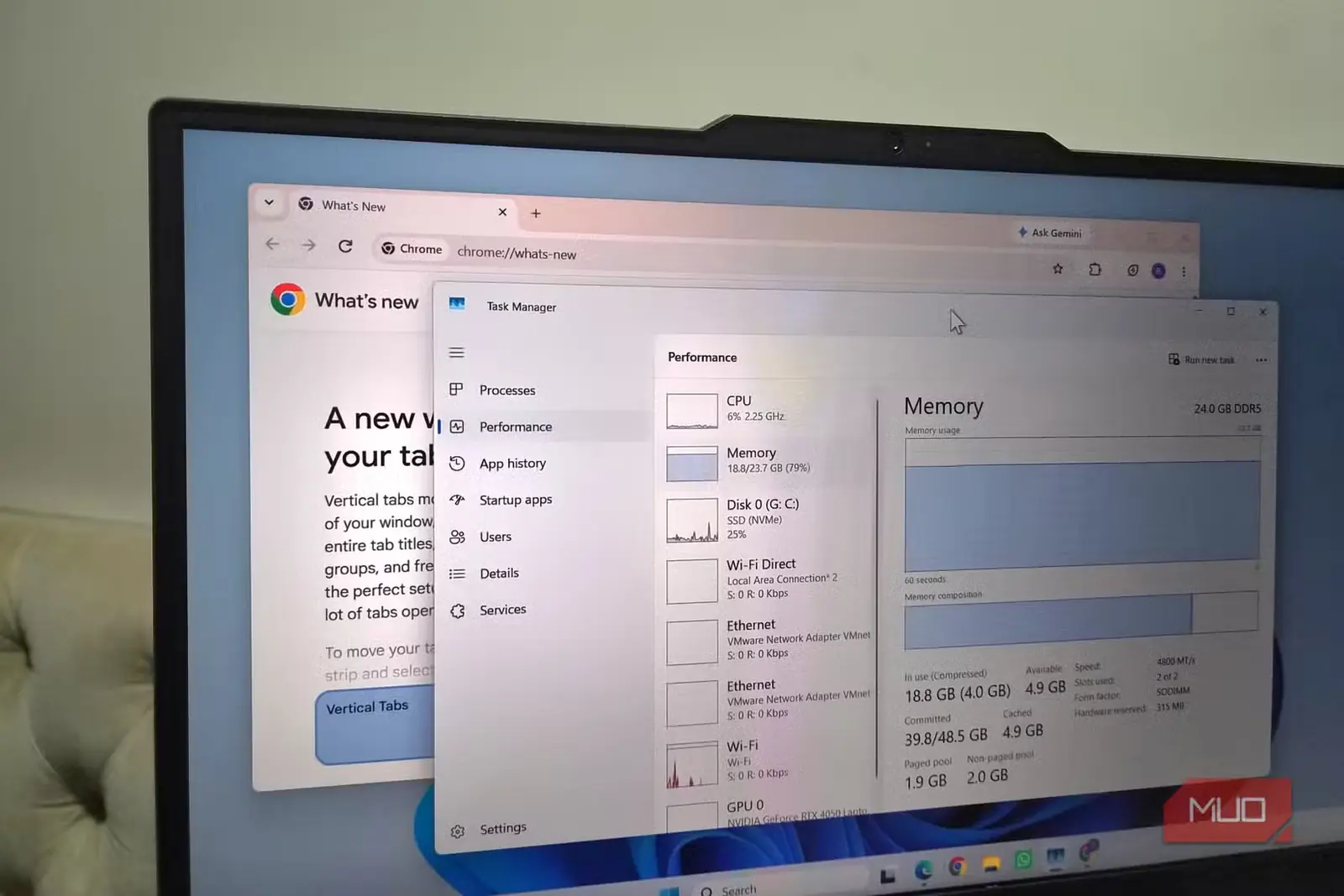 نمایش Chrome و مدیر وظیفه روی صفحه لپتاپ