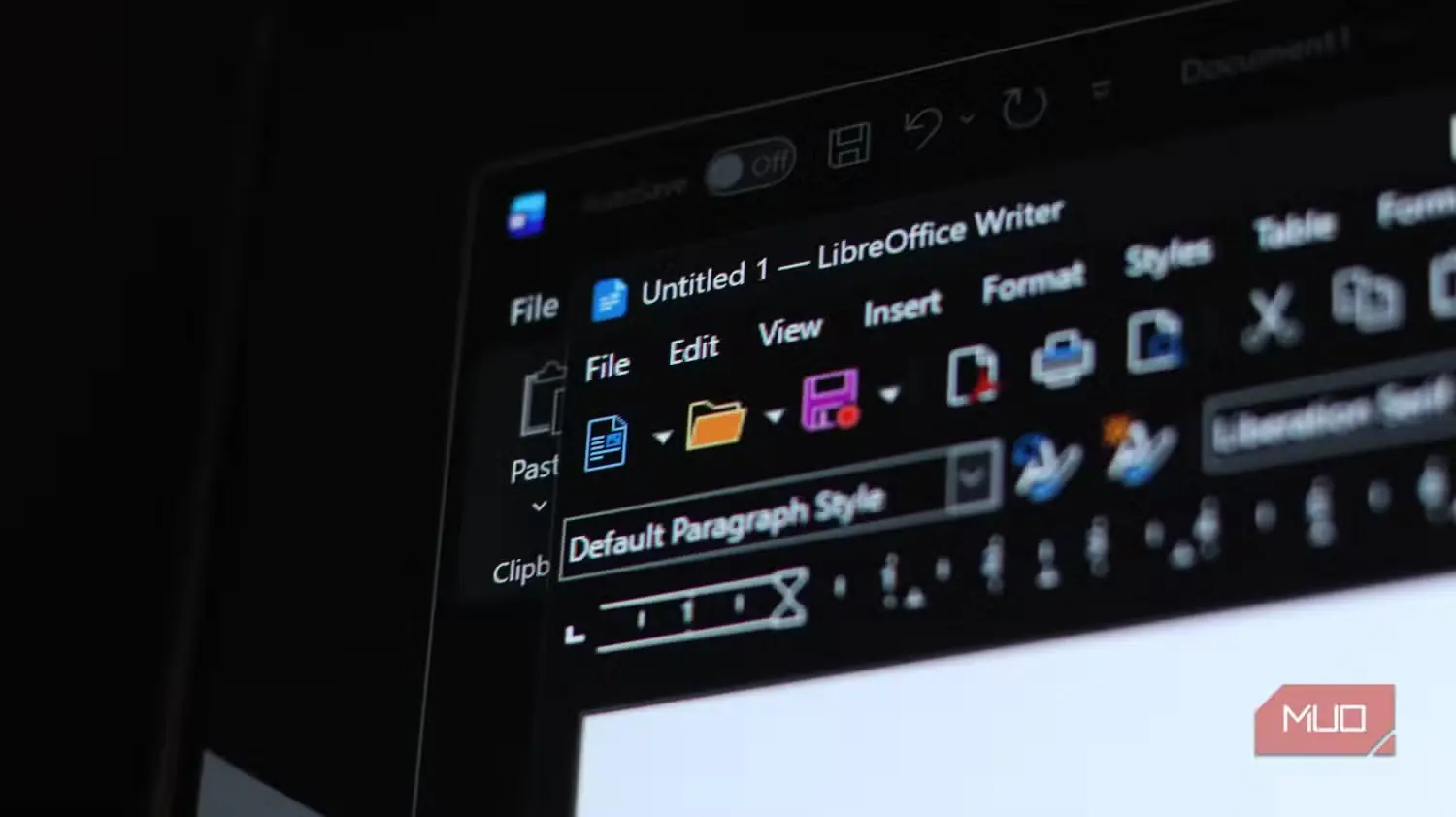 پنجرههای باز LibreOffice Writer و Word در Windows 11