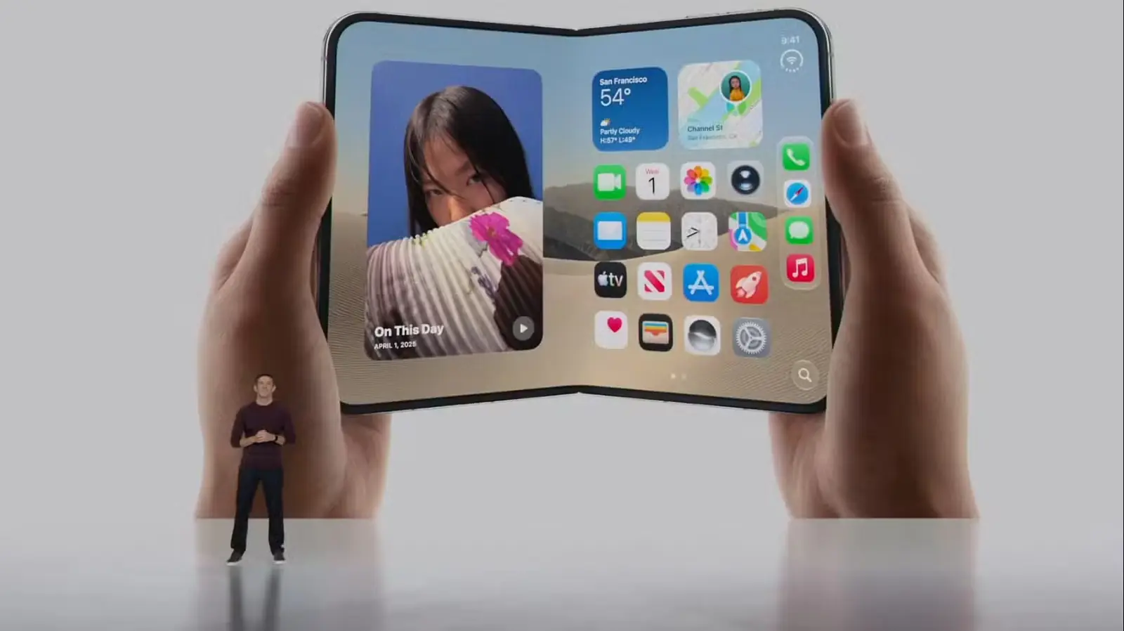 نمای بازسازیشده iPhone Duo در دست، هنگام مراسم رونمایی Apple با نام «Surprise and Shine» در 9 سپتامبر 2026