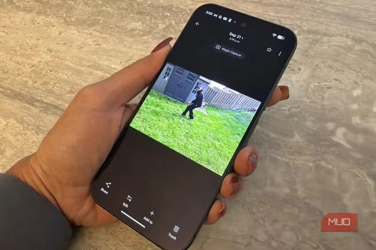 تصویر ثابت پسربچهای در فضای باز که با قابلیت Magic Capture در Google Pixel 11 Pro ثبت شده است