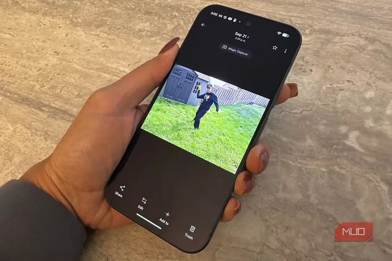 تصویر ثابت پسربچهای در فضای باز که با قابلیت Magic Capture در Google Pixel 11 Pro ثبت شده است