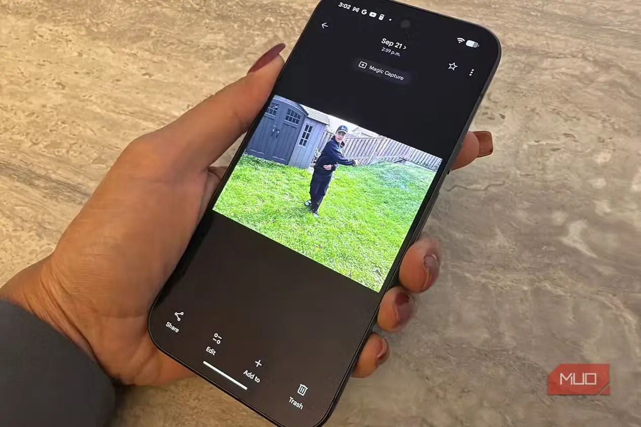 تصویر ثابت پسربچهای در فضای باز که با قابلیت Magic Capture در Google Pixel 11 Pro ثبت شده است