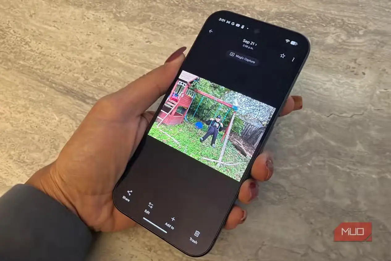 تصویر ثابت پسربچهای روی تاب که با قابلیت Magic Capture در Google Pixel 11 Pro ثبت شده است