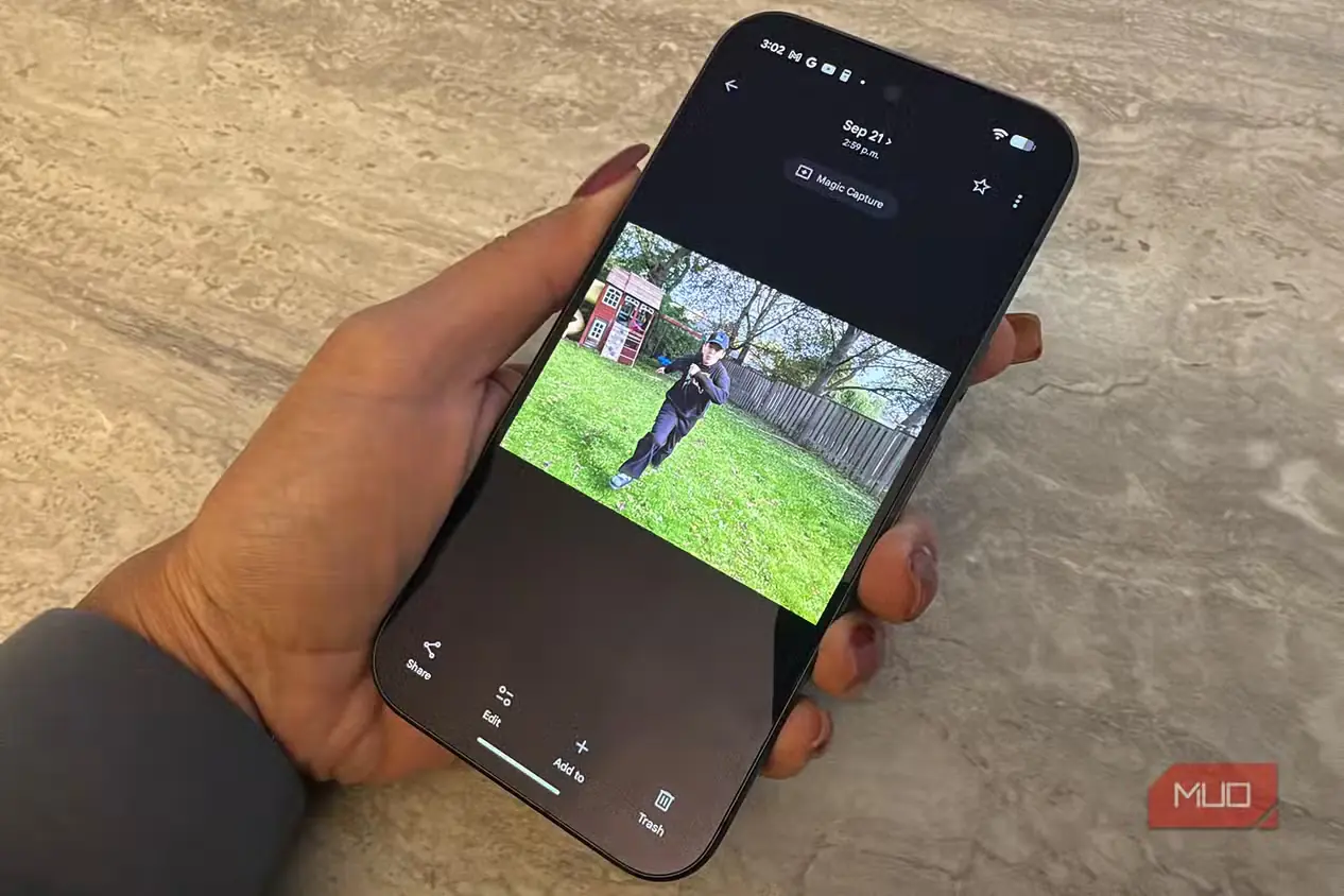 تصویر ثابت پسربچهای در فضای باز که با قابلیت Magic Capture در Google Pixel 11 Pro ثبت شده است