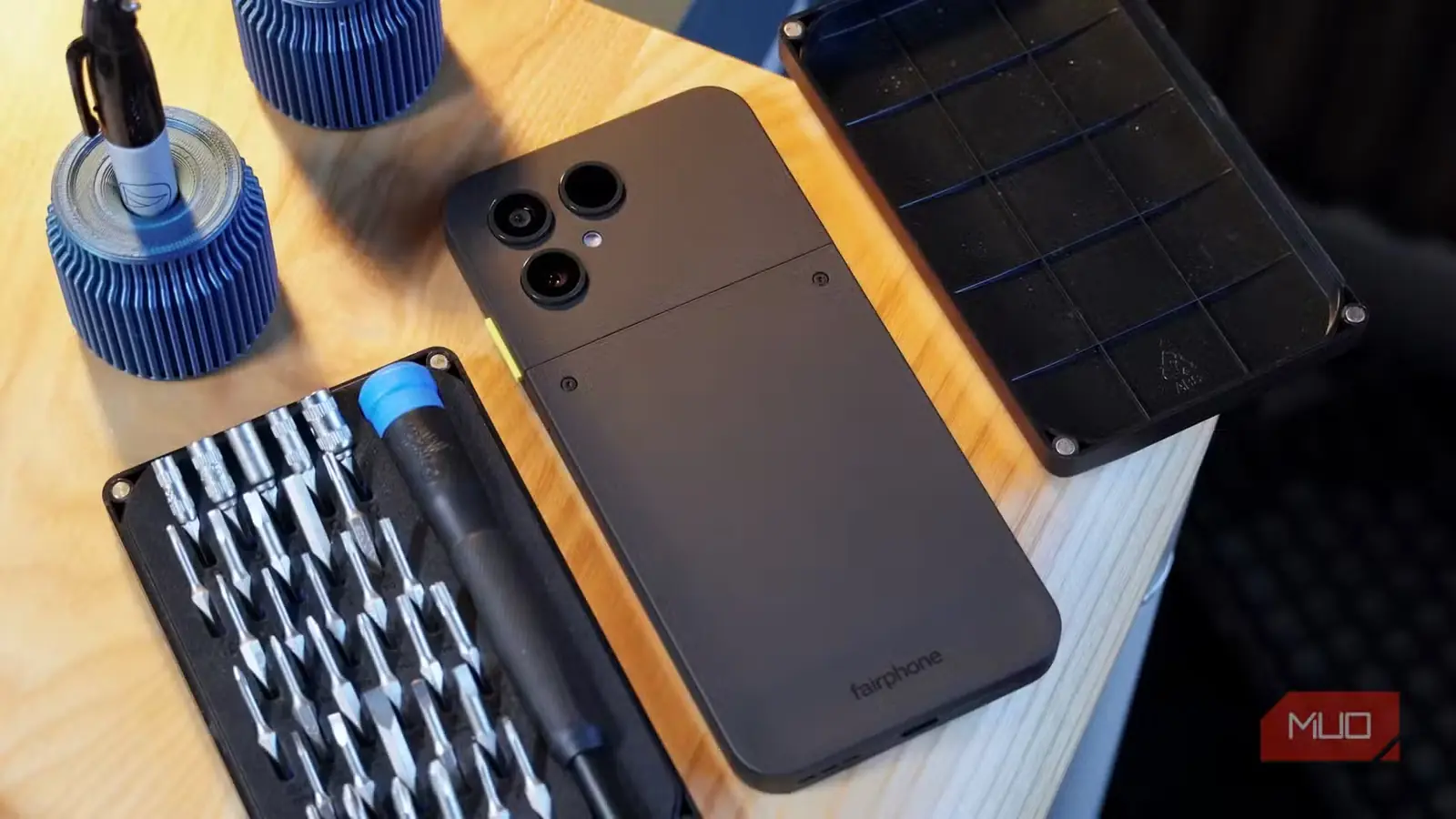 گوشی Fairphone 6 در کنار مجموعه ابزار تعمیر موبایل