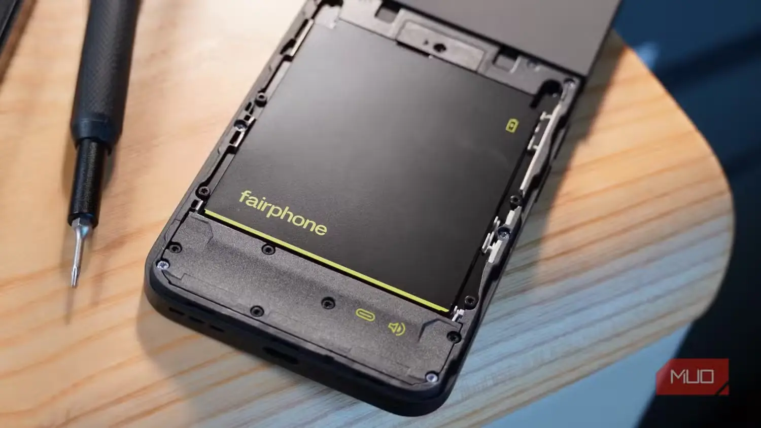 باتری گوشی Fairphone 6 از نمای نزدیک