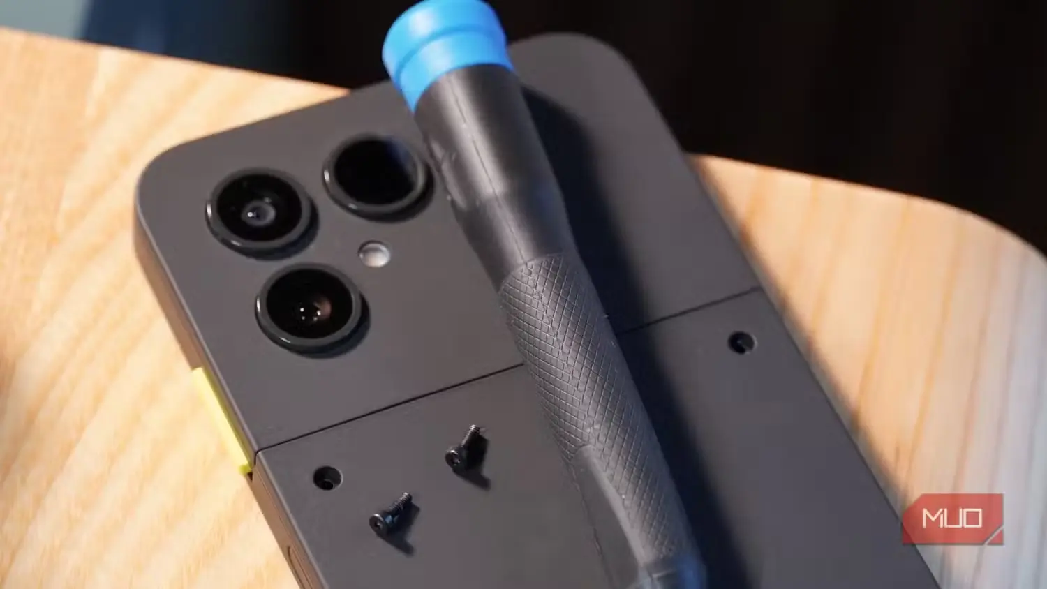 باز کردن پیچ‌های پشتی گوشی Fairphone 6