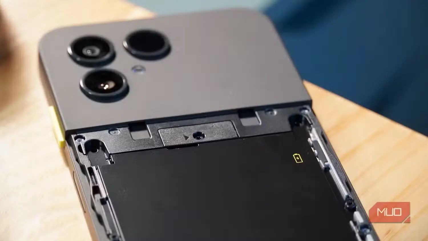 پیچ‌های بالایی باتری درون گوشی Fairphone 6
