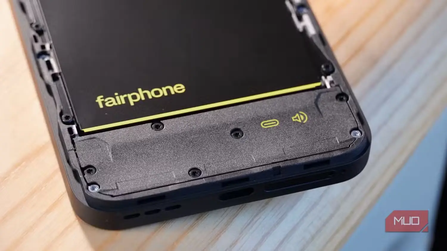 درپوش بلندگو و درگاه USB-C در گوشی Fairphone 6