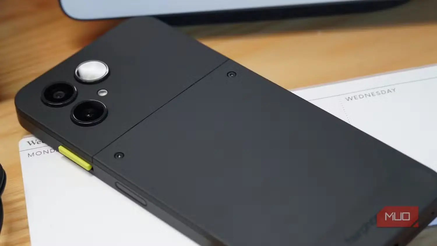 گوشی Fairphone 6 روی میز کار