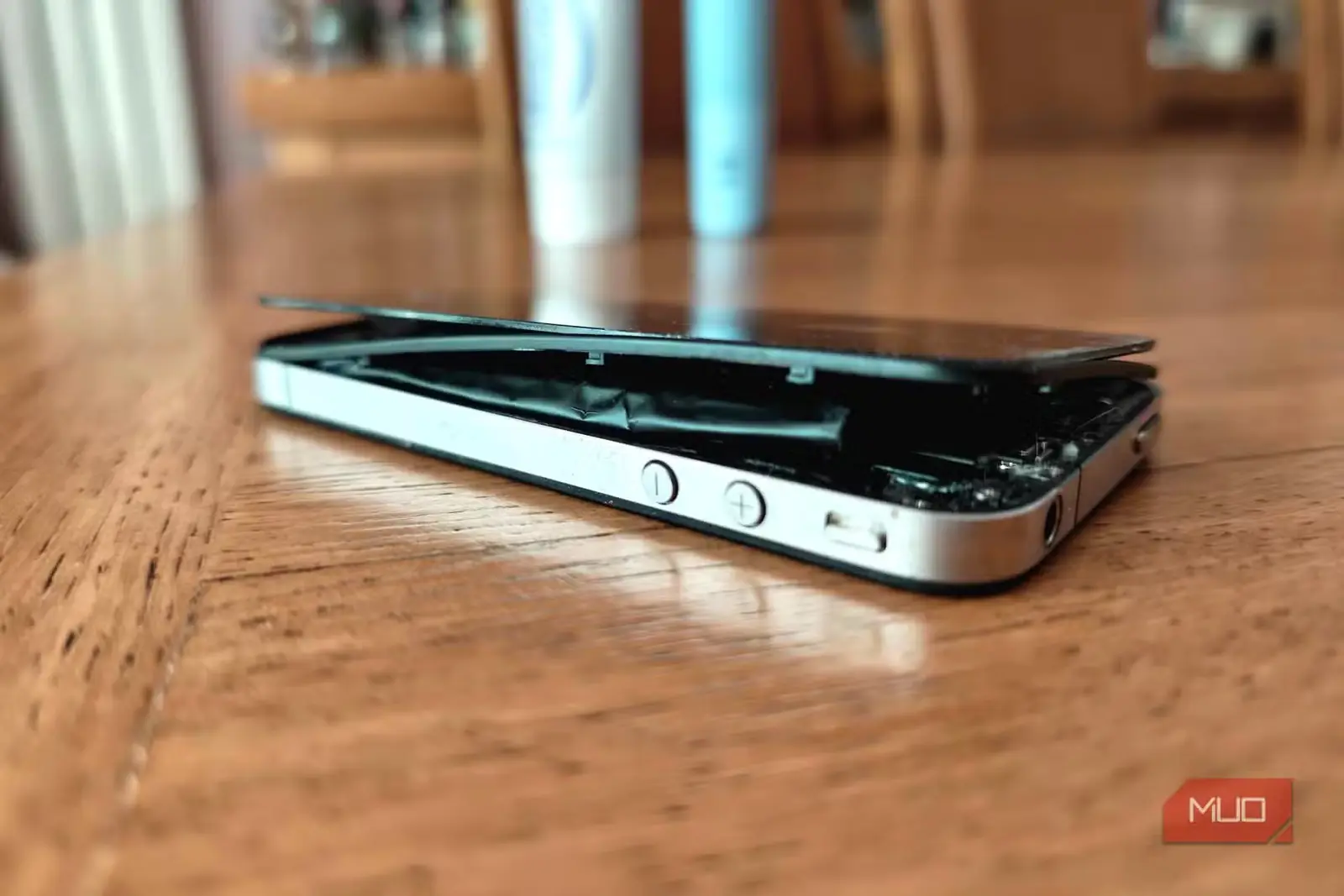 باتری بادکرده iPhone 4 روی میز