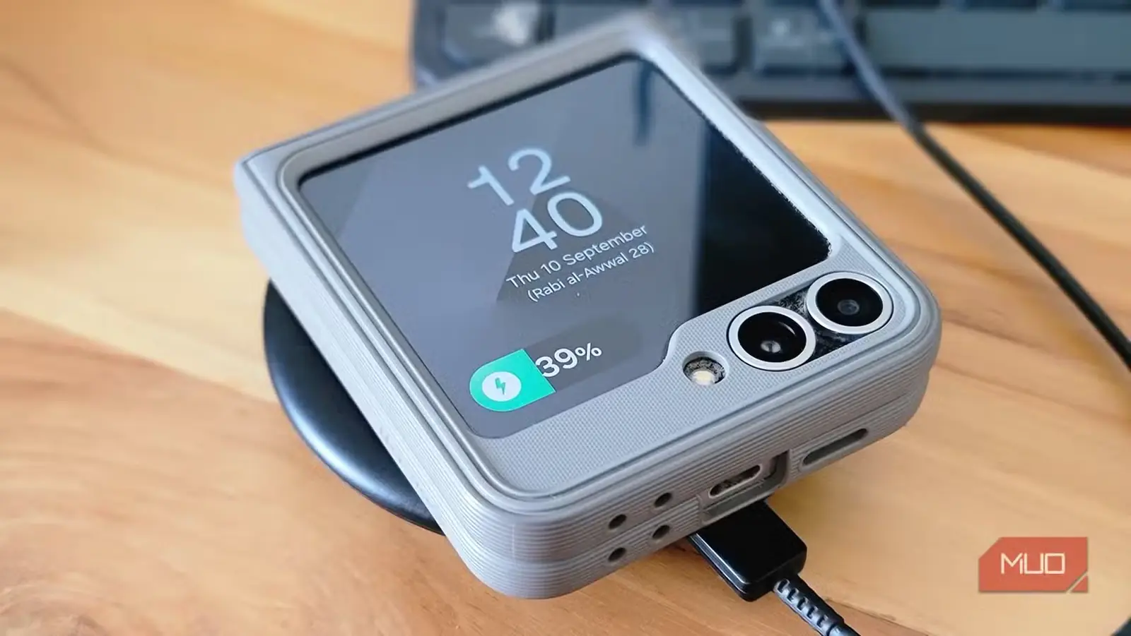 گوشی Galaxy Z Flip 6 روی شارژر بی‌سیم، با نمایش ساعت 12:40 و شارژ 39٪