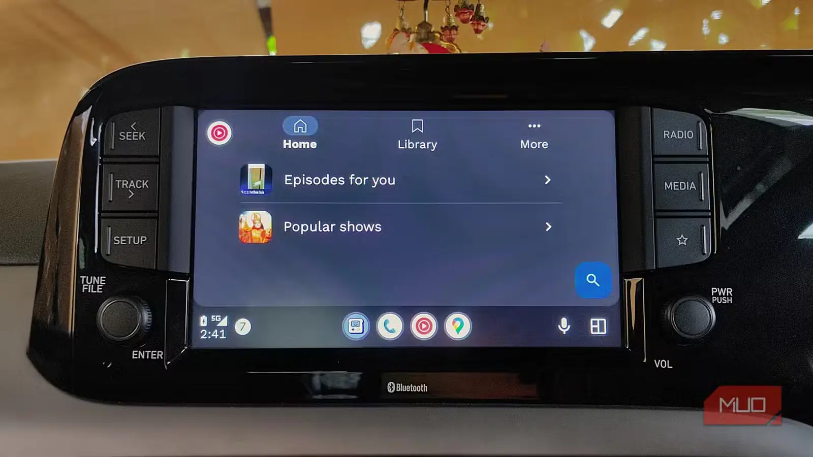 نمای کتابخانه اصلی YouTube Music با چند فهرست پخش در Android Auto