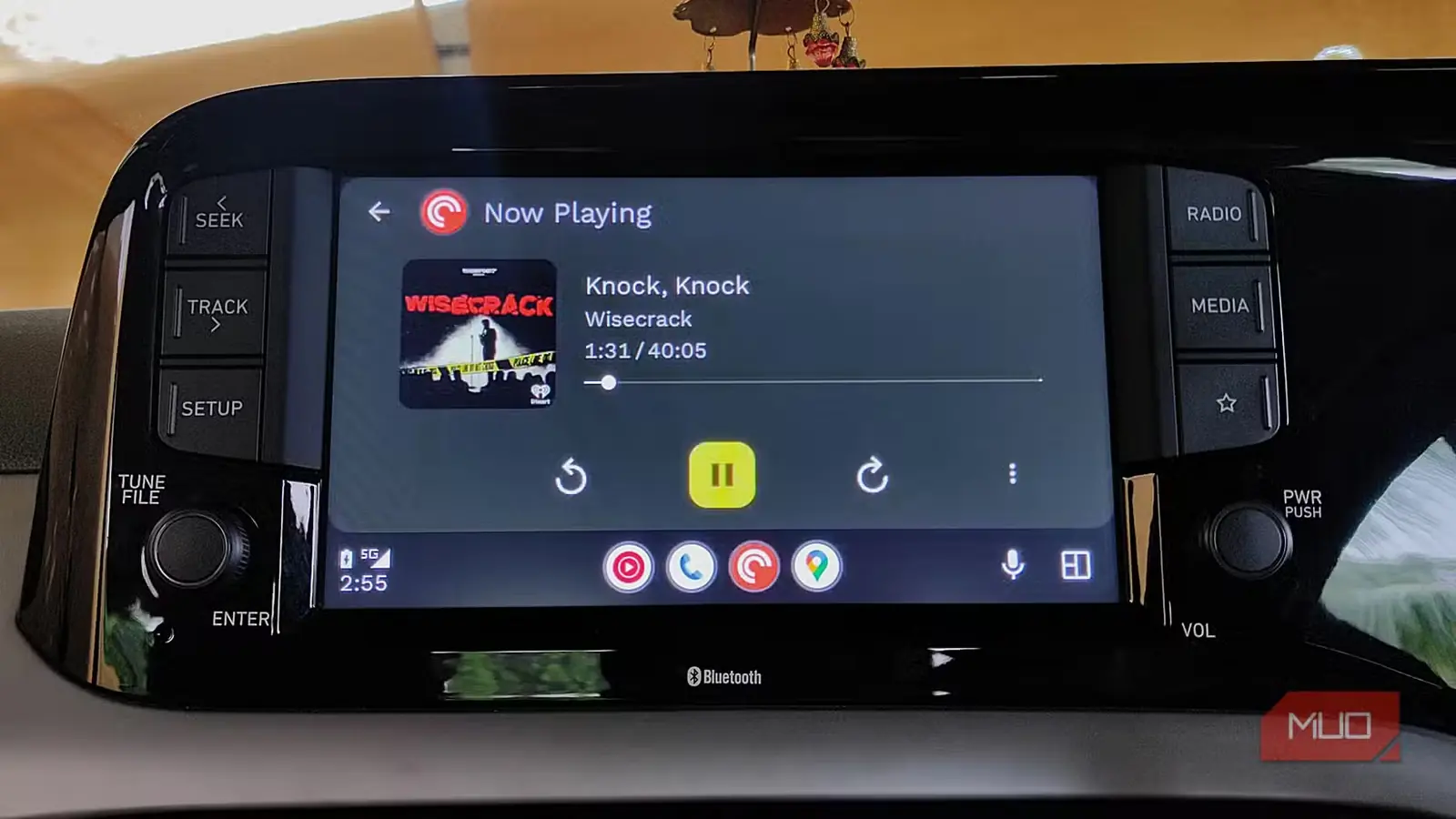 صفحه پخش Pocket Cast هنگام پخش یک پادکست در Android Auto