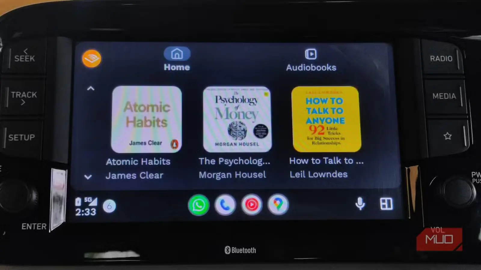 صفحه اصلی اپ Audible با نمایش چند کتاب در Android Auto