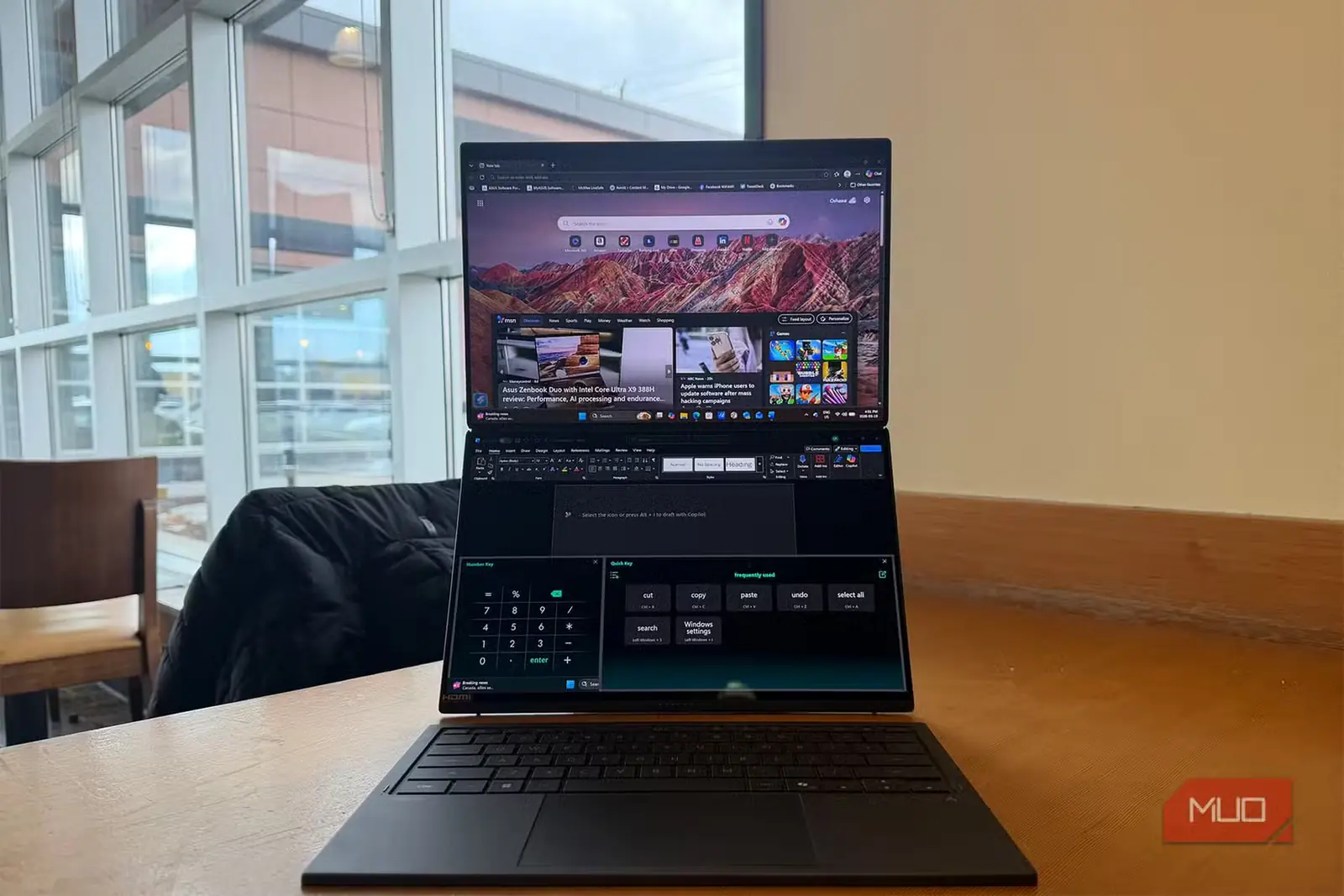 لپتاپ Asus Zenbook Duo با هر دو نمایشگر باز